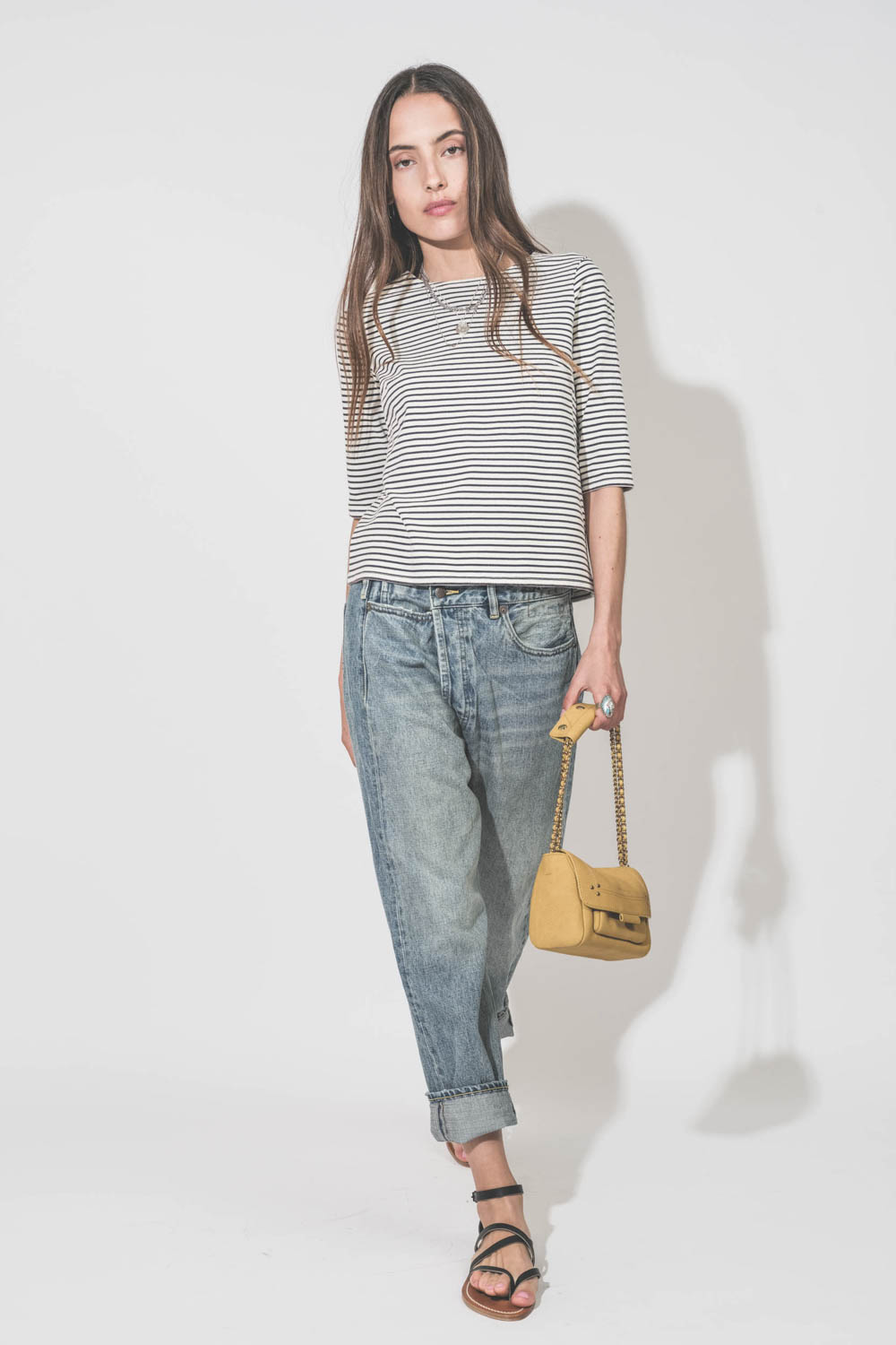 Look R13 avec tee-shirt marinière à manches 3/4 et jean Crossover en denim bleu. 
