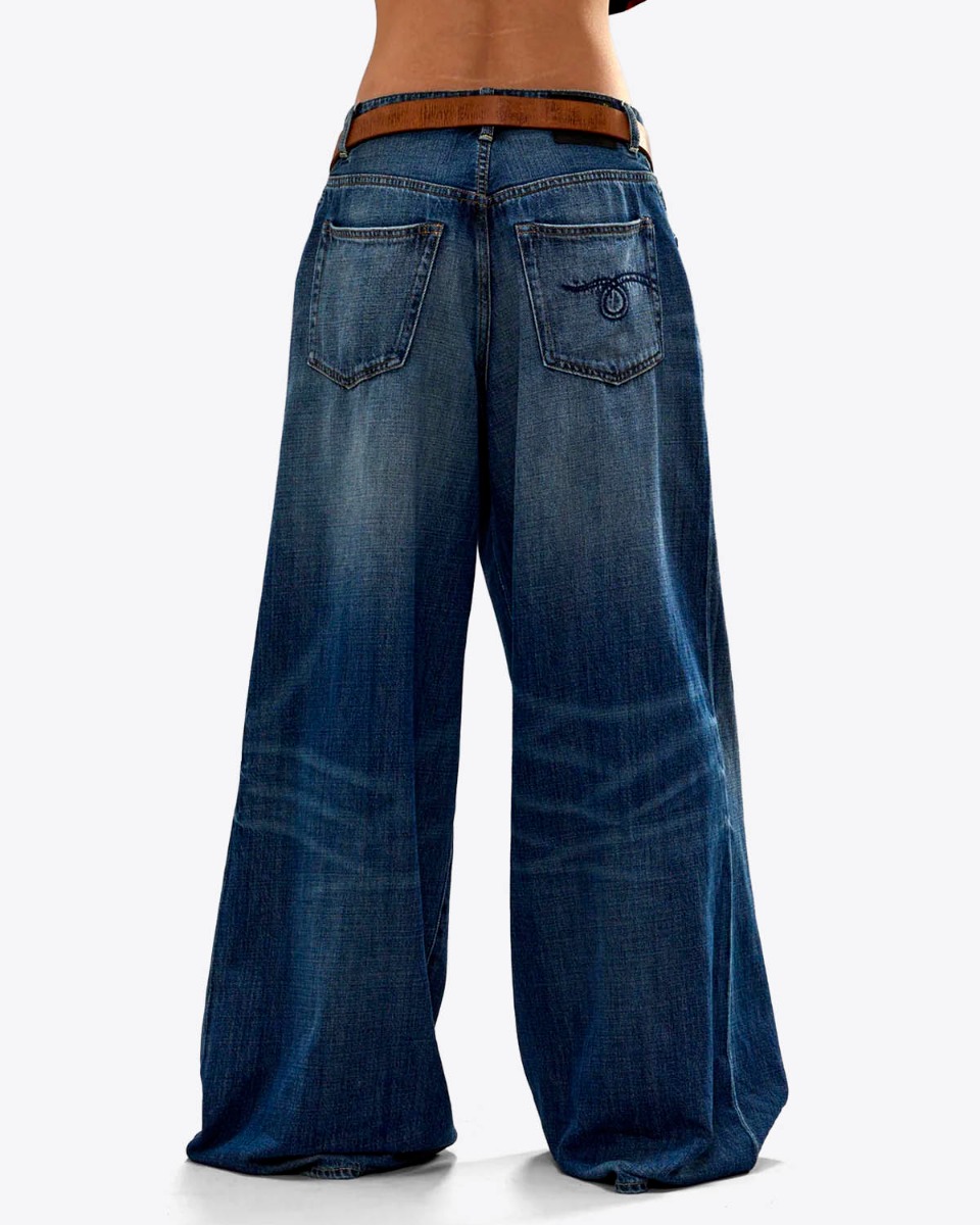 Jean large crois&eacute; Nico Wrap R13 en denim bleu d&eacute;lav&eacute; Raine Blue, port&eacute; de dos avec une ceinture.