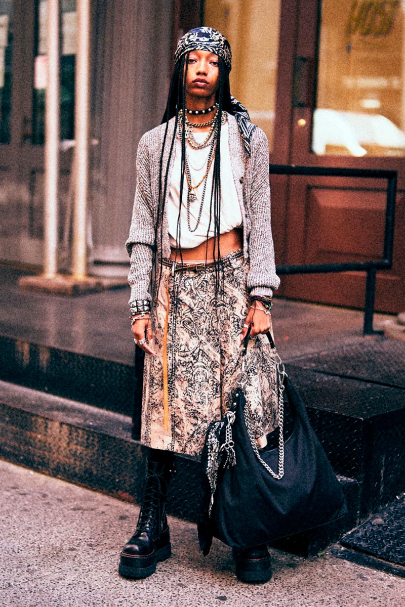 Short Crossover Oversized R13 en lin imprim&eacute; Bandana beige et noir, port&eacute; de face avec des boots.