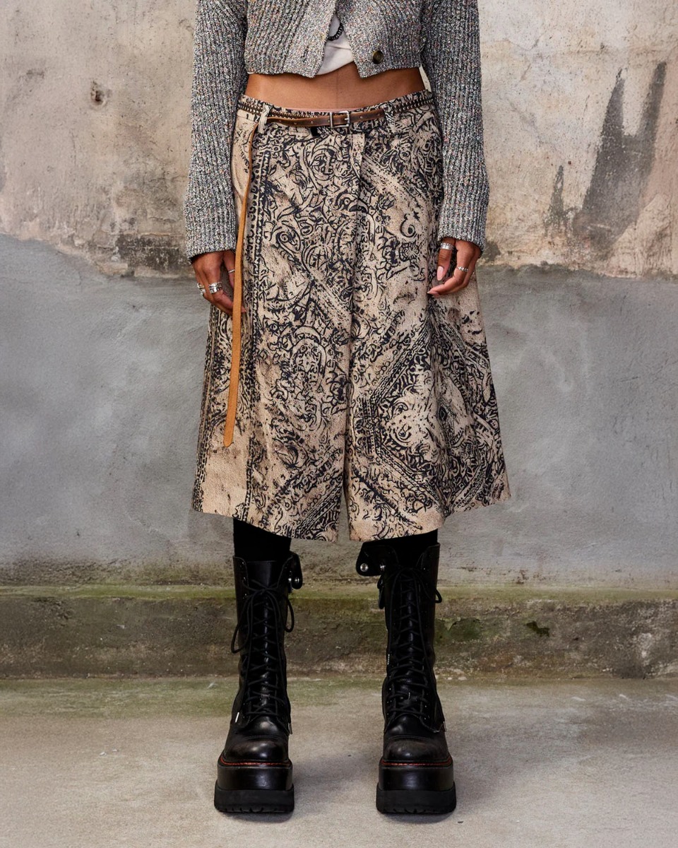 Short Crossover Oversized R13 en lin imprim&eacute; Bandana beige et noir, port&eacute; de face avec une ceinture.