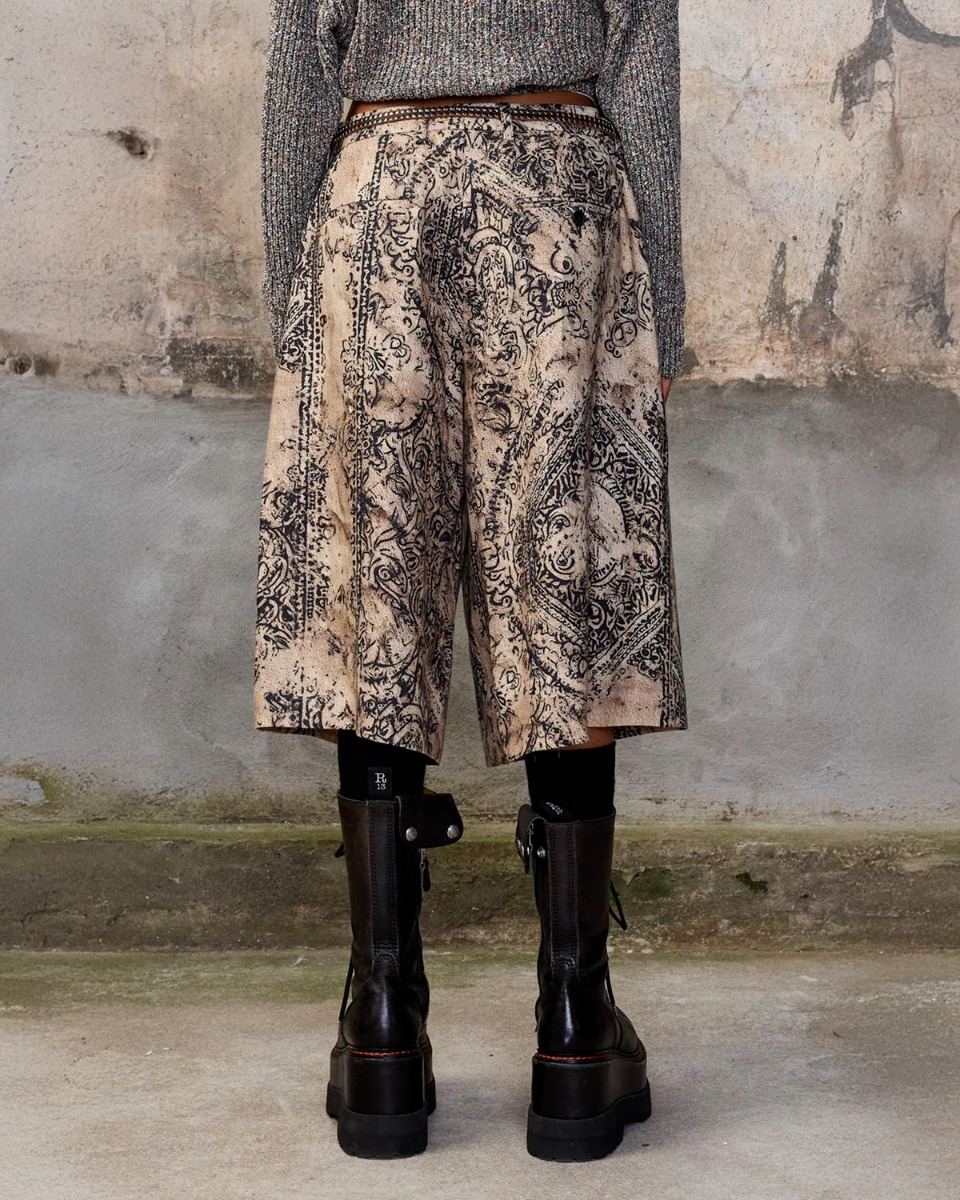 Short Crossover Oversized R13 en lin imprim&eacute; Bandana beige et noir, port&eacute; de dos.