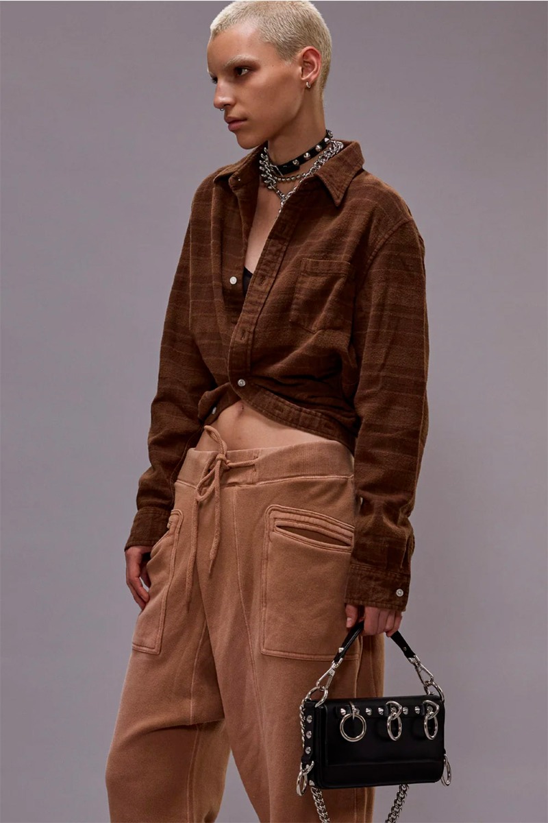 Crossover Sweatpant camel R13. Porté avec une chemise à carreaux.