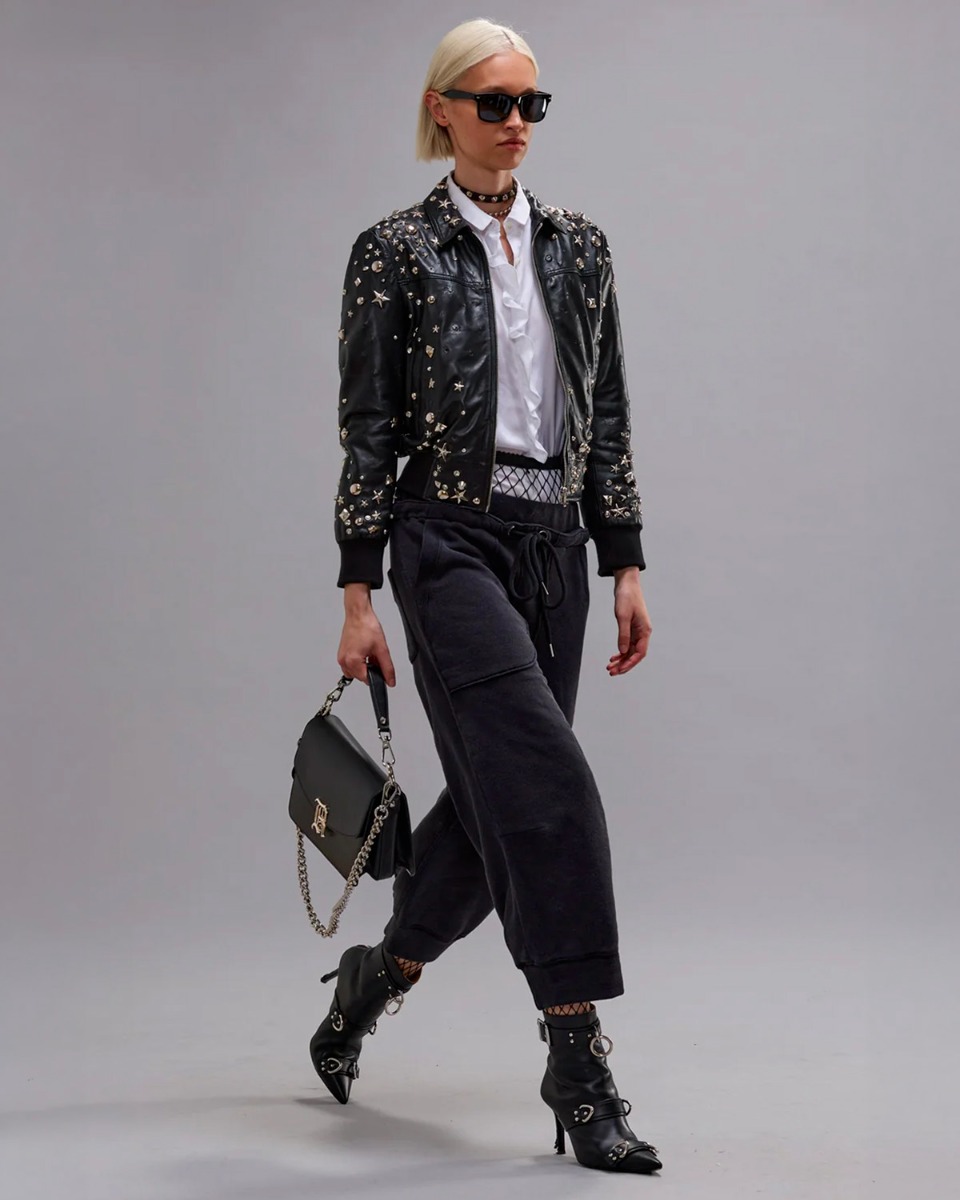 Pantalon de jogging court Deconstructed Cropped Sweatpant R13 en coton japonais noir, port&eacute; de face avec une chemise blanche. 