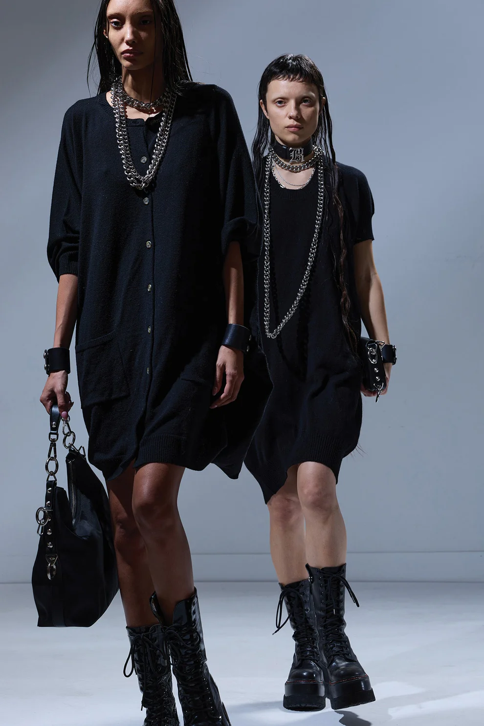 Produit Robe oversize Parachute Cardigan Dress R13 en laine noire, portée. 