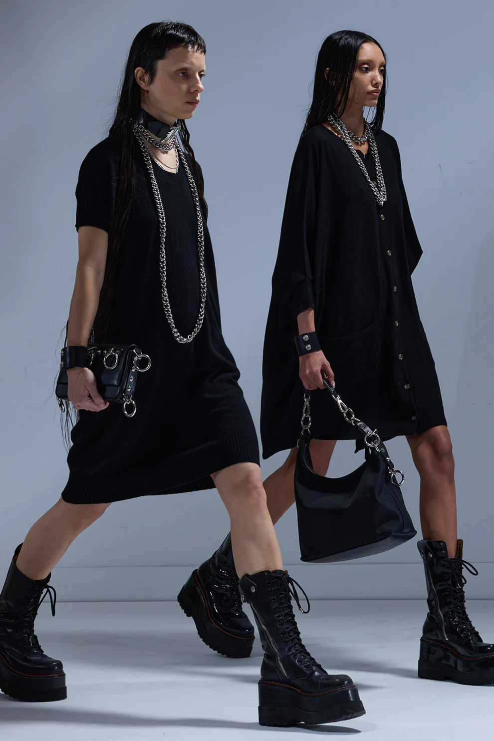 Robe oversize Parachute Cardigan Dress R13 en laine noire, portée de profil.