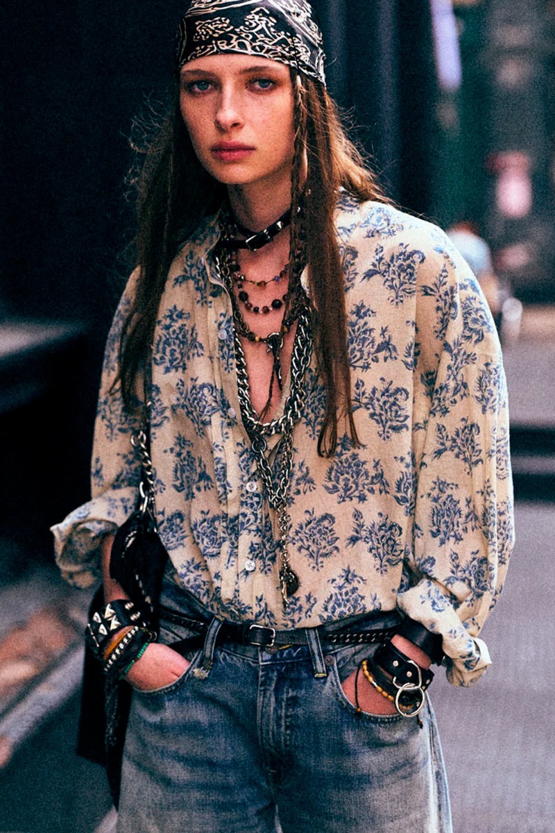 Chemise Pleat Front R13 en coton &eacute;cru imprim&eacute; floral bleu ciel, port&eacute; de face.