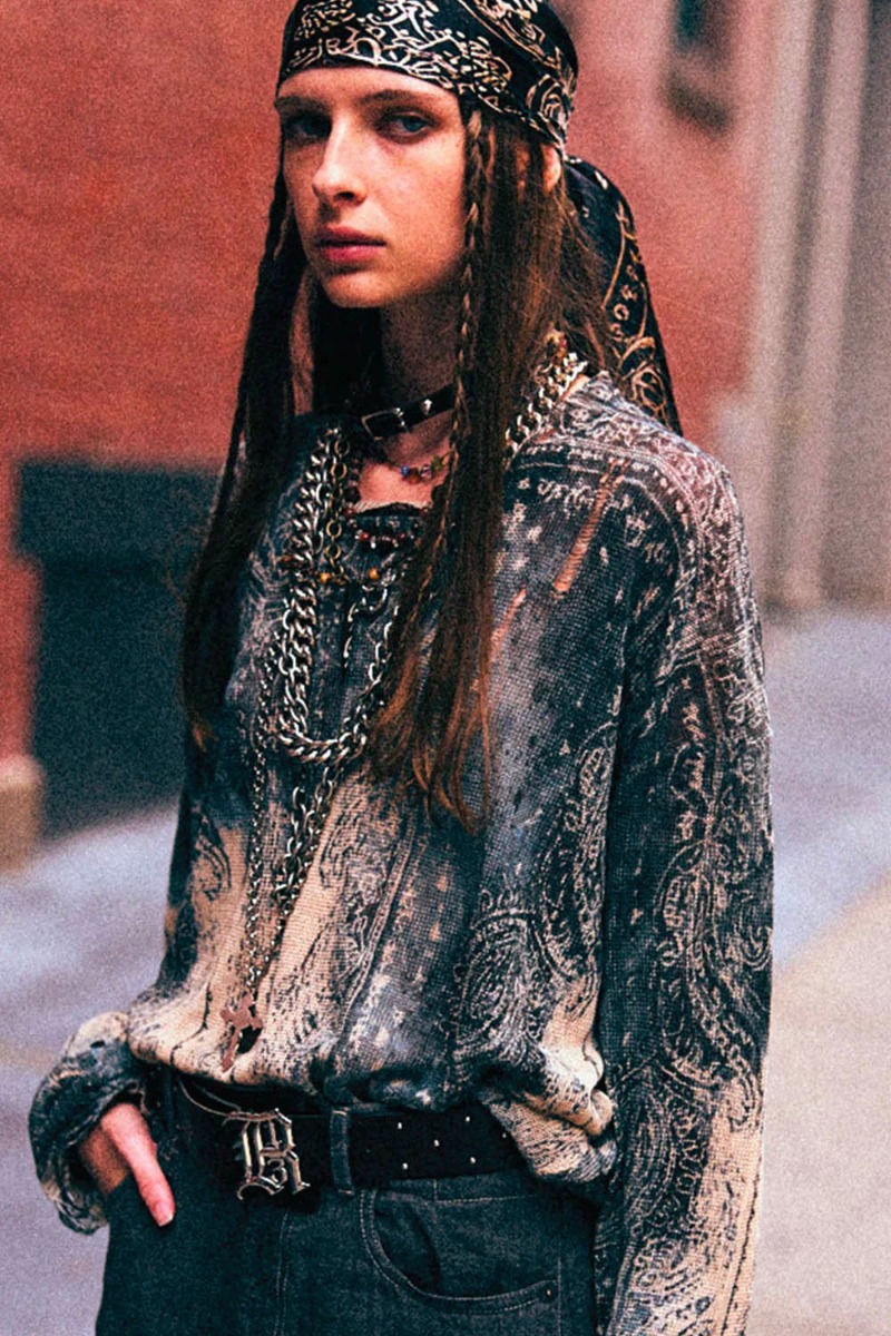 Pull Boyfriend R13 en lin imprim&eacute; Bandana bleu et beige d&eacute;lav&eacute;, port&eacute; de profil.