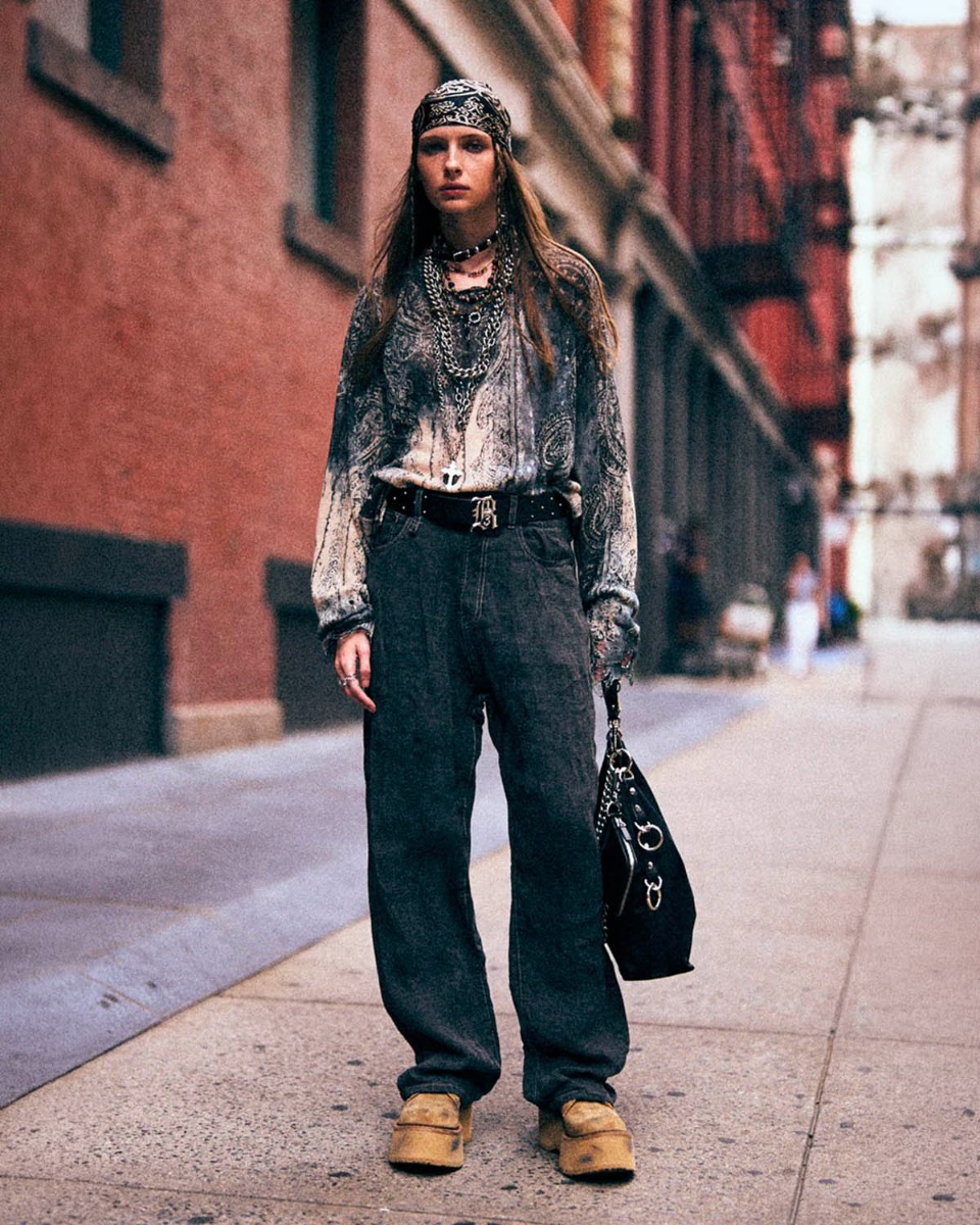 Pull Boyfriend R13 en lin imprim&eacute; Bandana bleu et beige d&eacute;lav&eacute;, port&eacute; de face rentr&eacute; dans un jean.