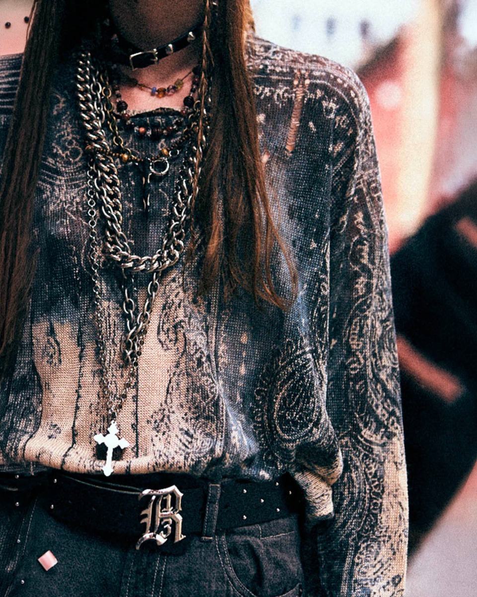 Pull Boyfriend R13 en lin imprim&eacute; Bandana bleu et beige d&eacute;lav&eacute;, port&eacute; de face.