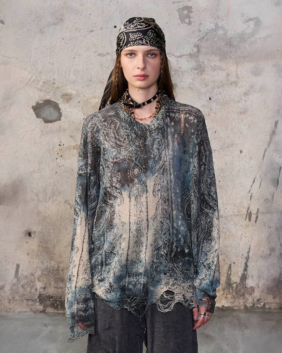 Pull Boyfriend R13 en lin imprim&eacute; Bandana bleu et beige d&eacute;lav&eacute;, port&eacute; de face.