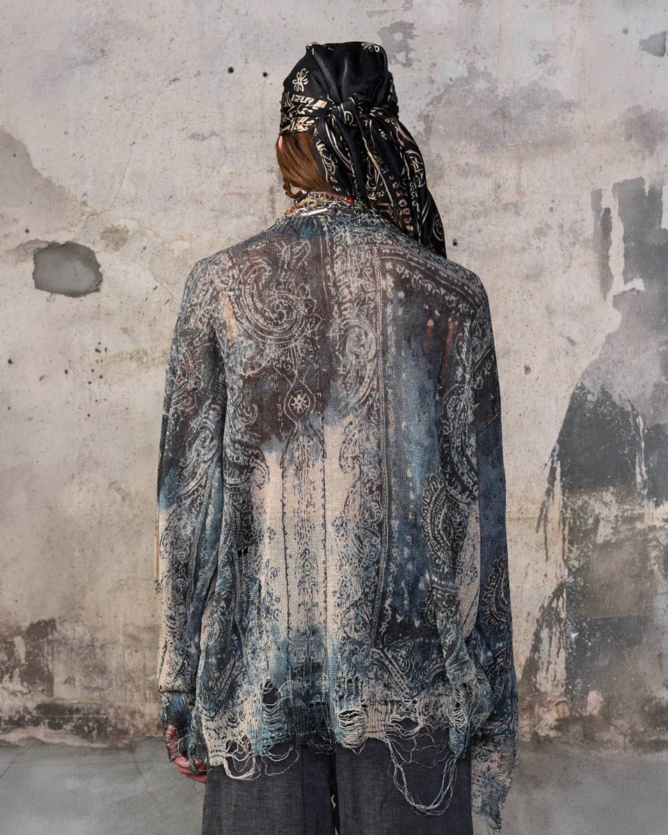 Pull Boyfriend R13 en lin imprim&eacute; Bandana bleu et beige d&eacute;lav&eacute;, port&eacute; de dos.