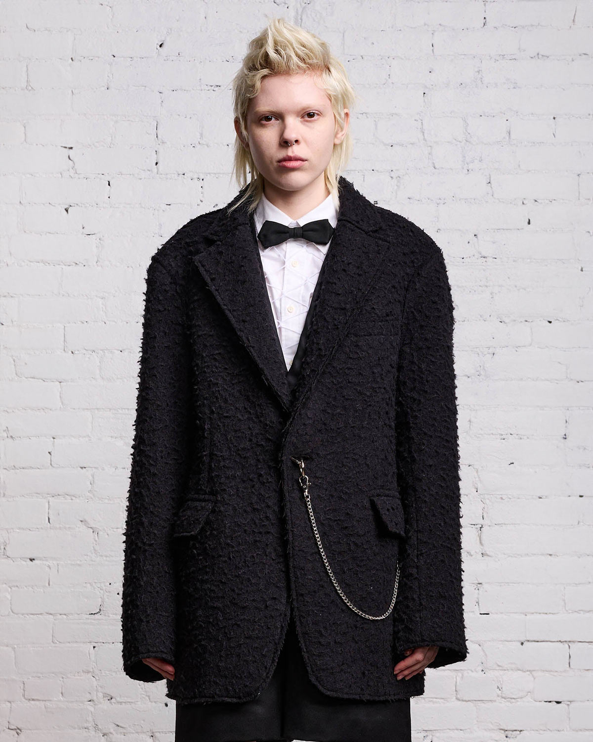 Veste oversize en laine grattée noire fermeture anneau et chaine en métal argent R13. Porté de face.