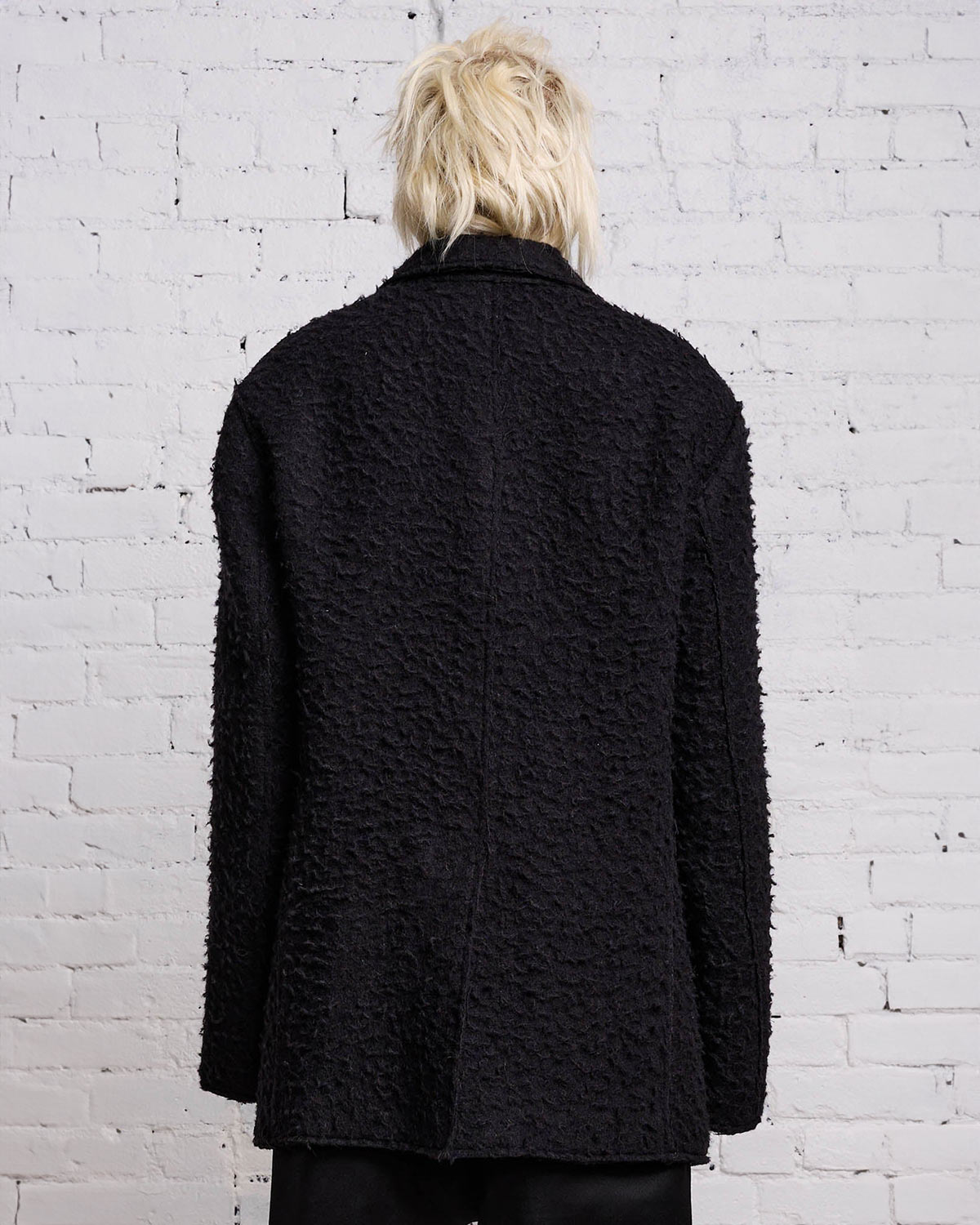 Veste oversize en laine grattée noire fermeture anneau et chaine en métal argent R13. Porté de dos.