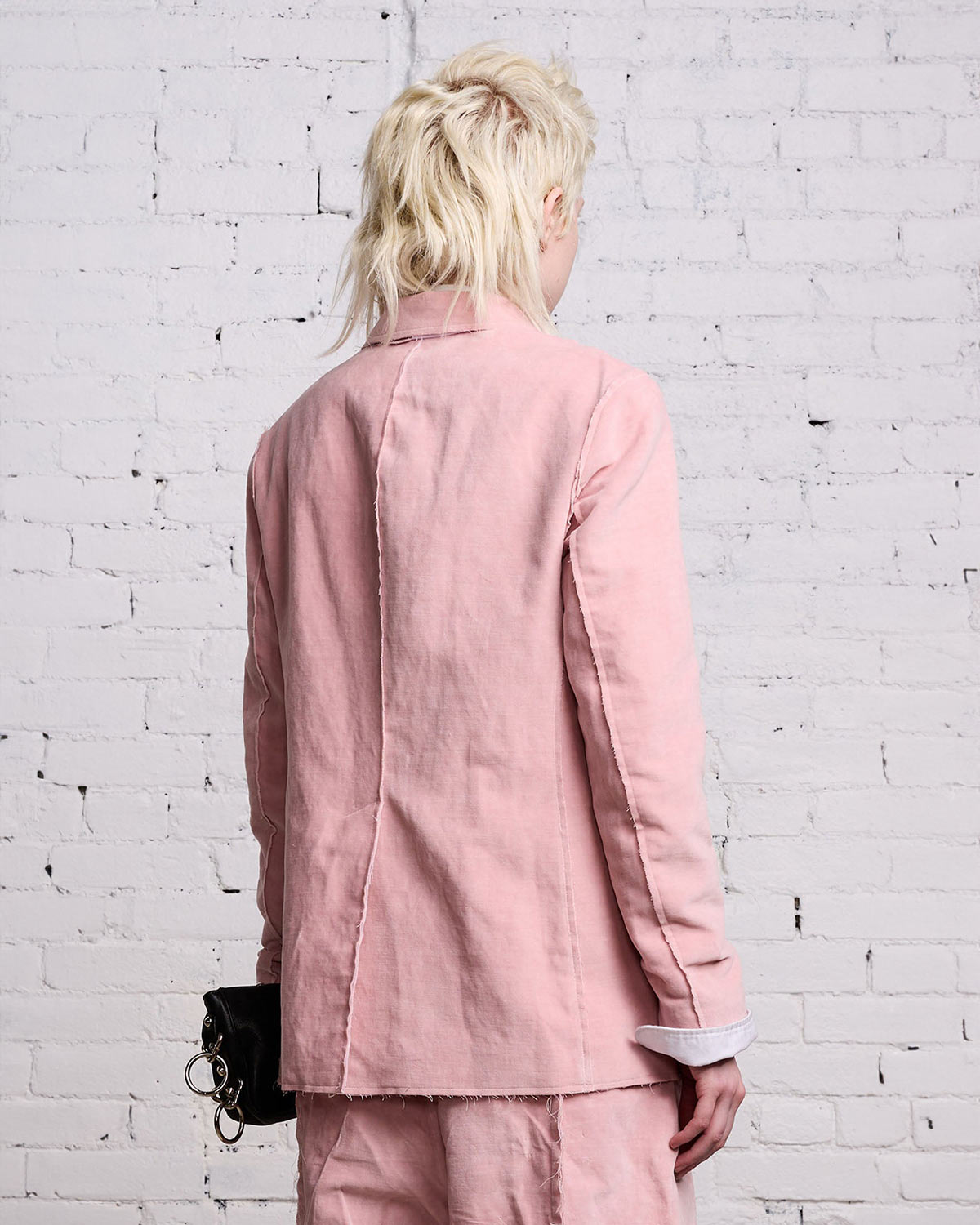 Blazer en velours rose R13 porté de profil dos.