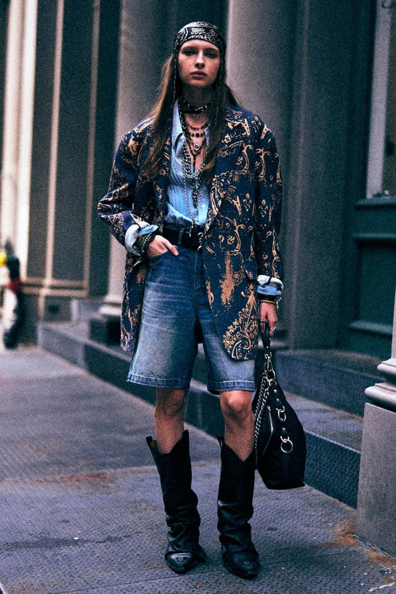 Short bermuda Relaxed R13 en denim bleu d&eacute;lav&eacute; &laquo; Depot Blue &raquo;, port&eacute; de face.