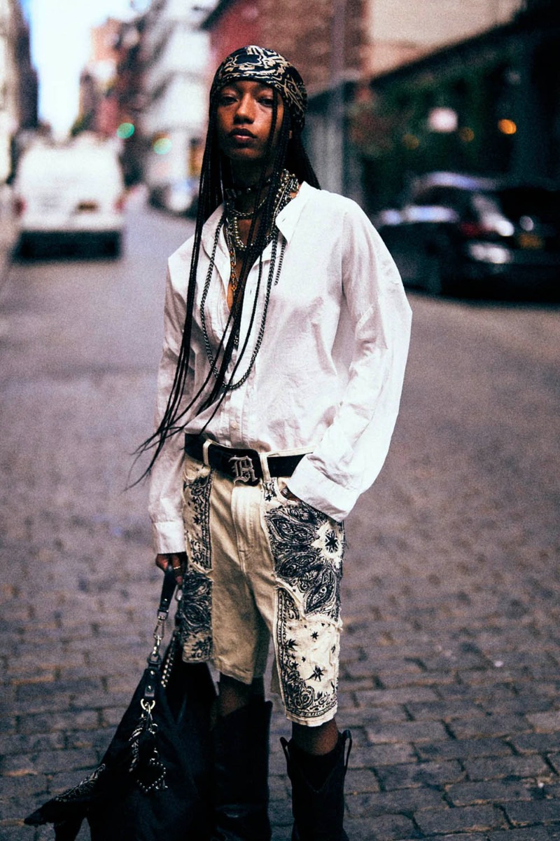 Short Relaxed bermuda R13 en denim blanc application Bandana, port&eacute; de profil avec une chemise blanche.