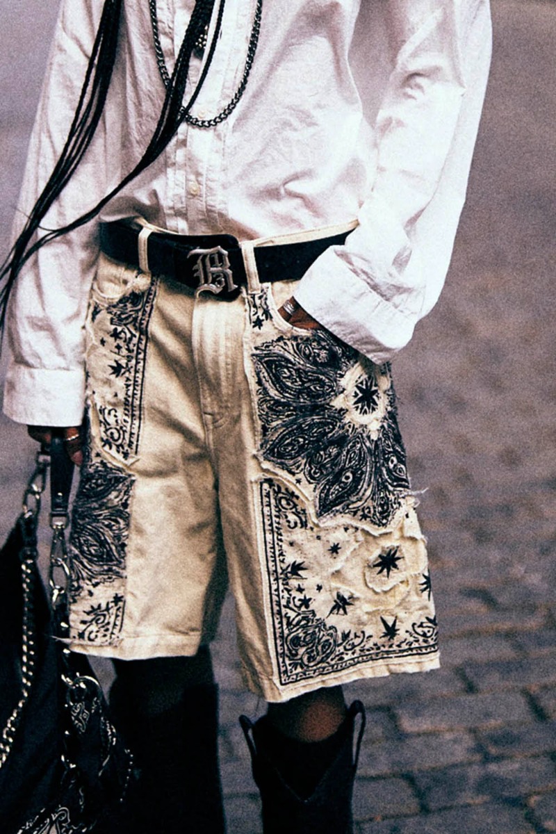 Short Relaxed bermuda R13 en denim blanc application Bandana, port&eacute; de face avec une ceinture.