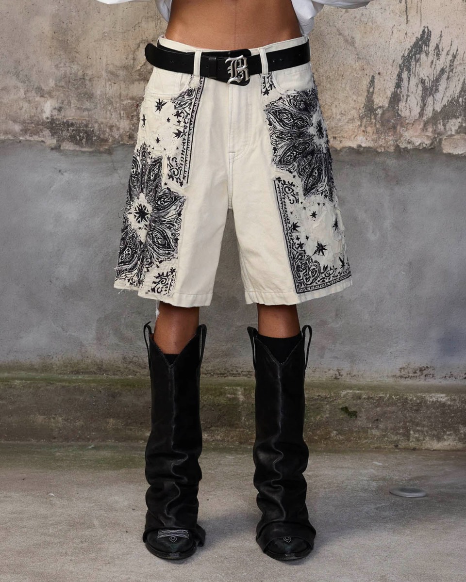 Short Relaxed bermuda R13 en denim blanc application Bandana, port&eacute; de face avec des santiags.