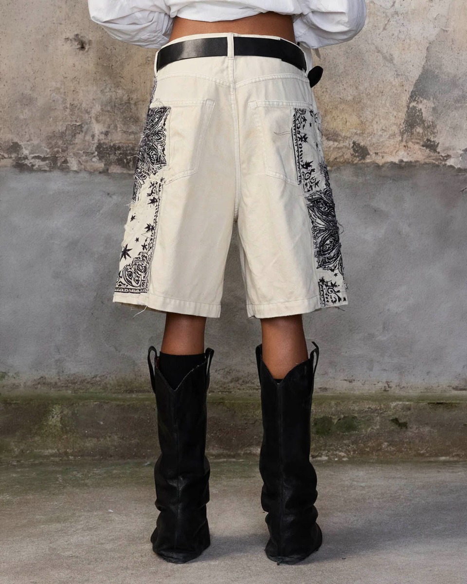 Short Relaxed bermuda R13 en denim blanc application Bandana, port&eacute; de dos.