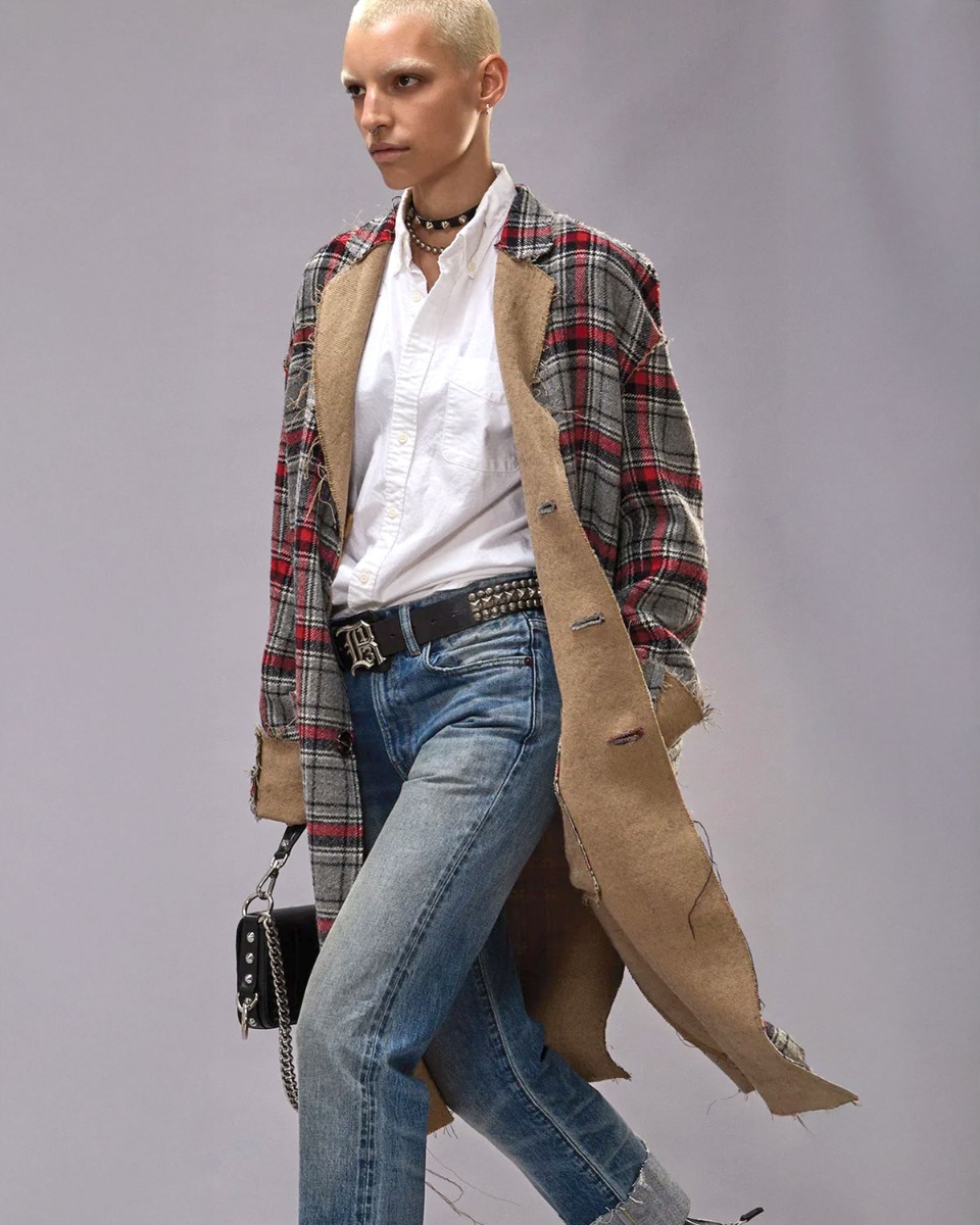 Manteau oversize réversible Raw Cut R13. Porté côté carreaux.