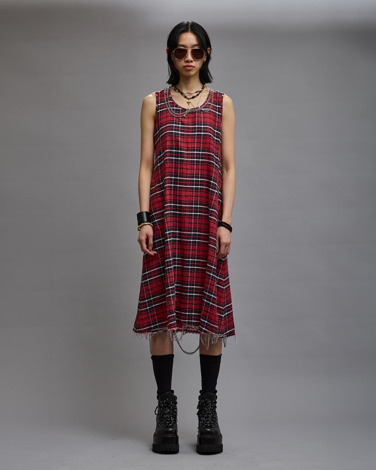 Robe sous le genoux sans manches en lin à carreaux rouges Chain Embellished Midi R13. Porté de face.