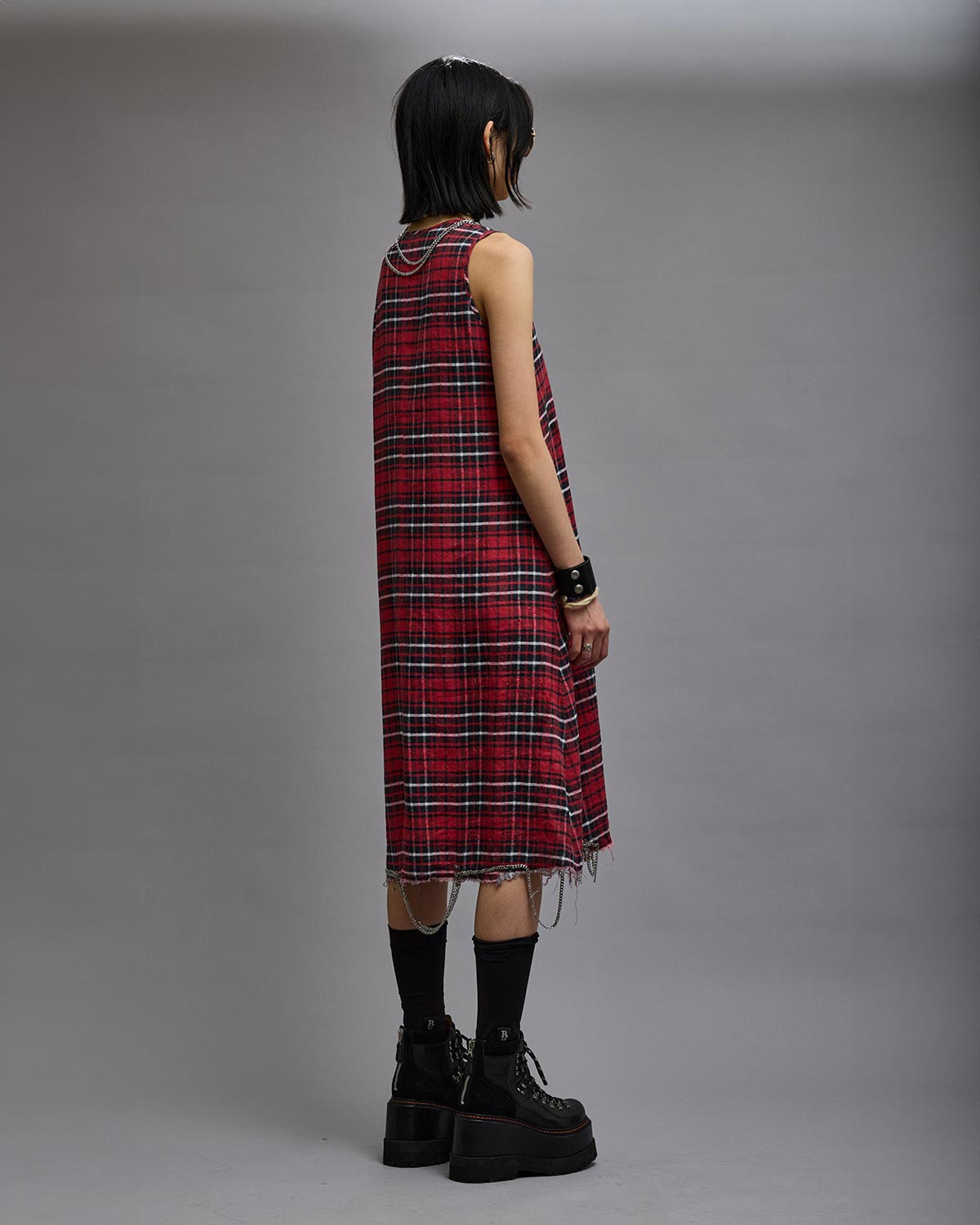 Robe sous le genoux sans manches en lin à carreaux rouges Chain Embellished Midi R13. Porté de profil dos.