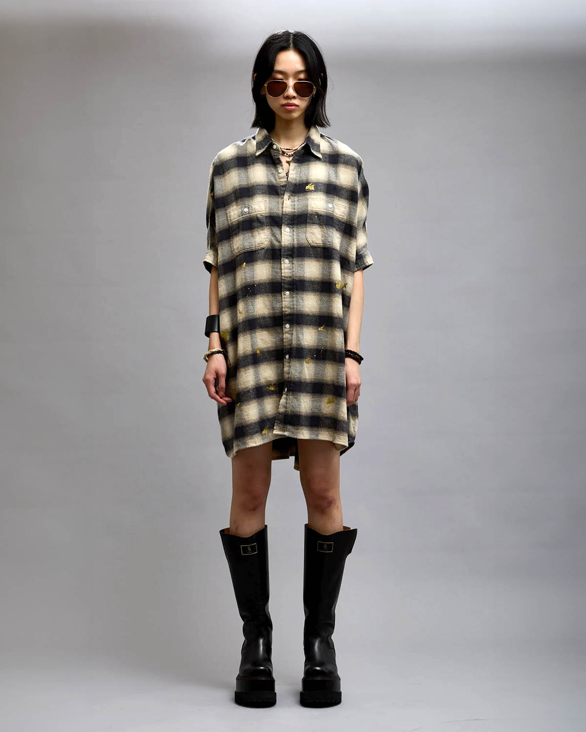 Robe chemise manches courtes oversize à carreaux taches de peinture dorées Oversized Relaxed Shirtdress R13. Porté de face.