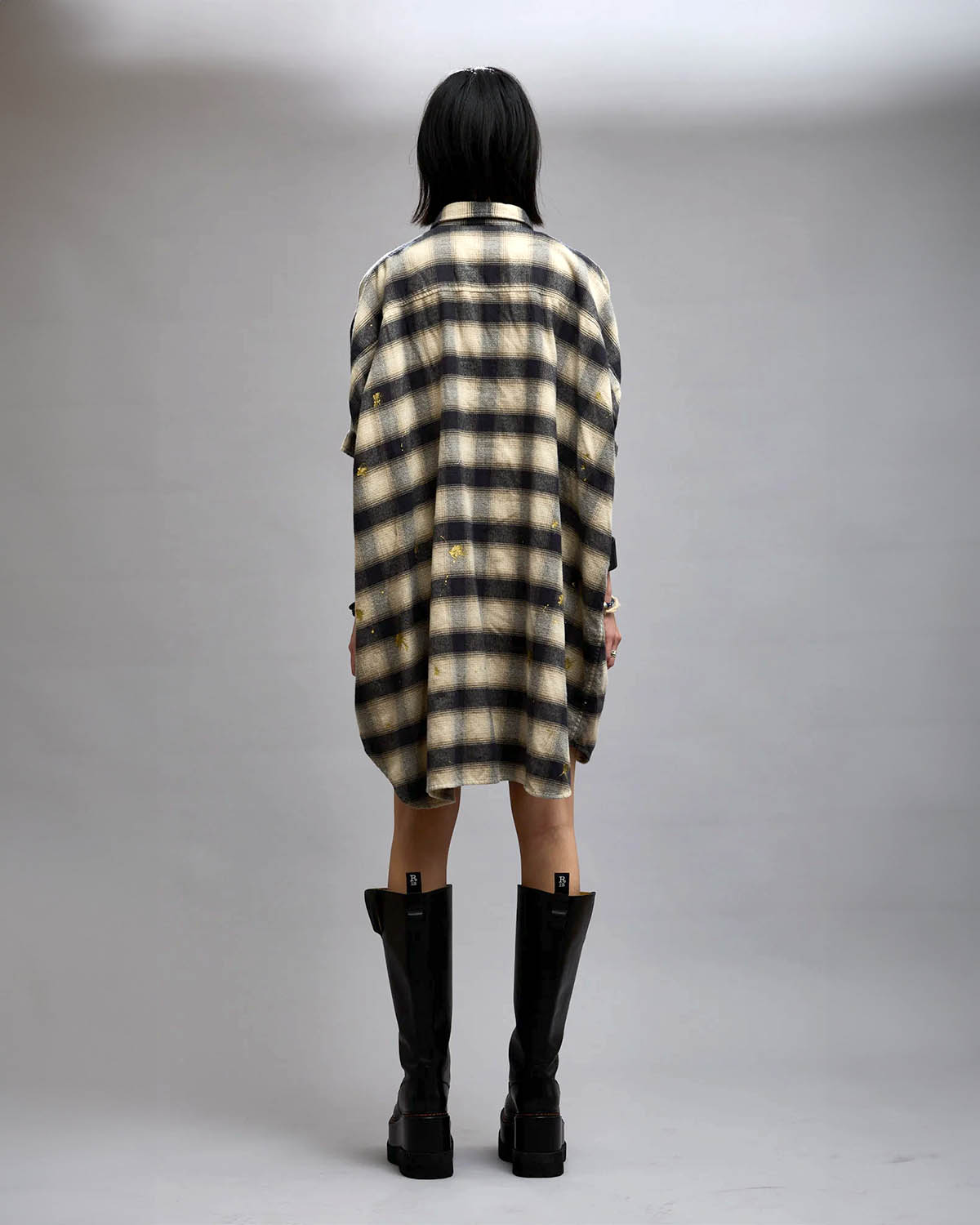 Robe chemise manches courtes oversize à carreaux taches de peinture dorées Oversized Relaxed Shirtdress R13. Porté de dos.