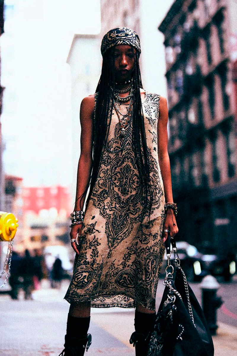 Robe d&eacute;bardeur Knee-length Sleeveless Midi R13 en cupro imprim&eacute; Bandana beige et noir, port&eacute;e de face avec des boots.