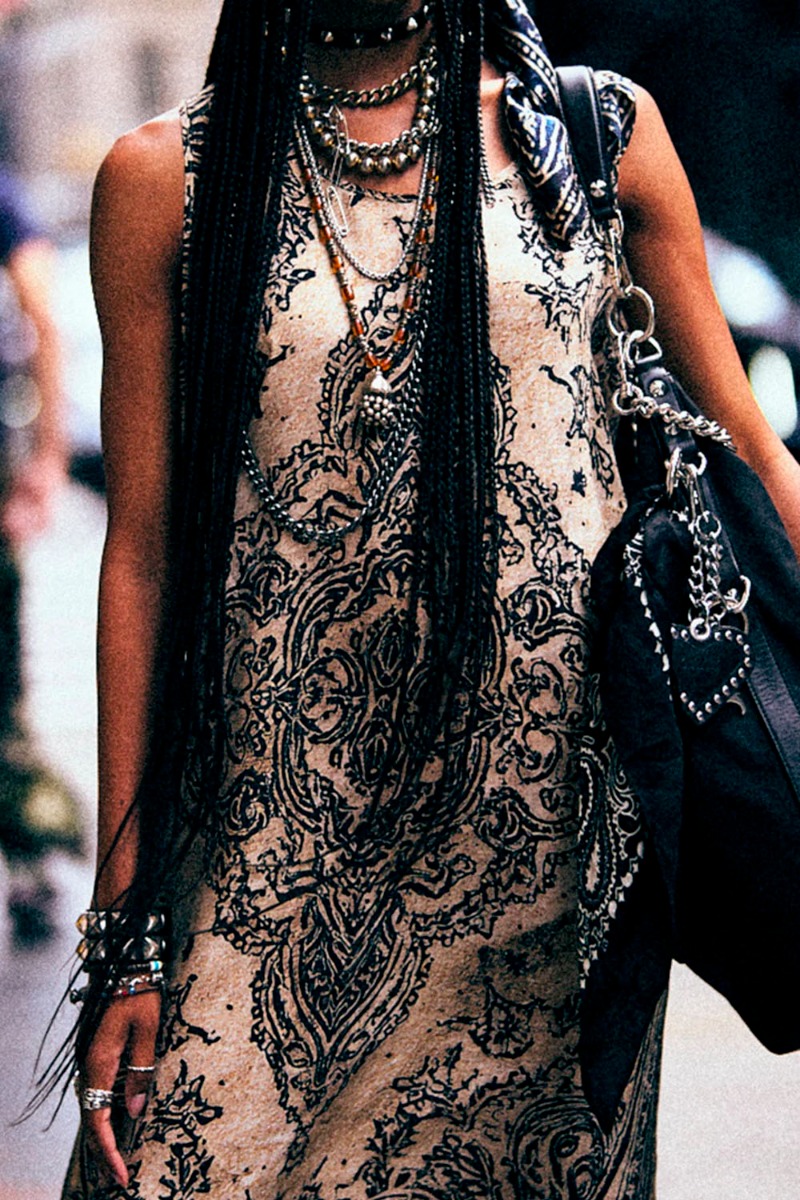 Robe d&eacute;bardeur Knee-length Sleeveless Midi R13 en cupro imprim&eacute; Bandana beige et noir. D&eacute;tail de l'imprim&eacute; Bandana.