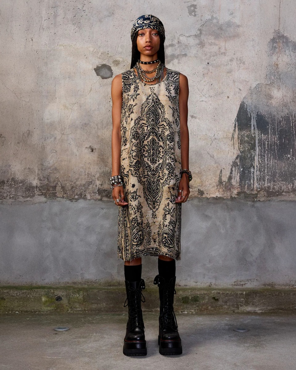 Robe d&eacute;bardeur Knee-length Sleeveless Midi R13 en cupro imprim&eacute; Bandana beige et noir, port&eacute;e de face.