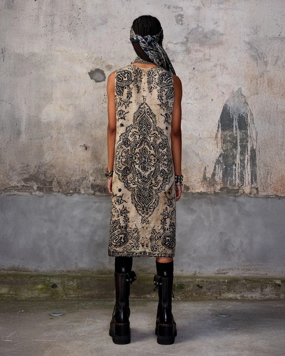 Robe d&eacute;bardeur Knee-length Sleeveless Midi R13 en cupro imprim&eacute; Bandana beige et noir, port&eacute;e de dos.