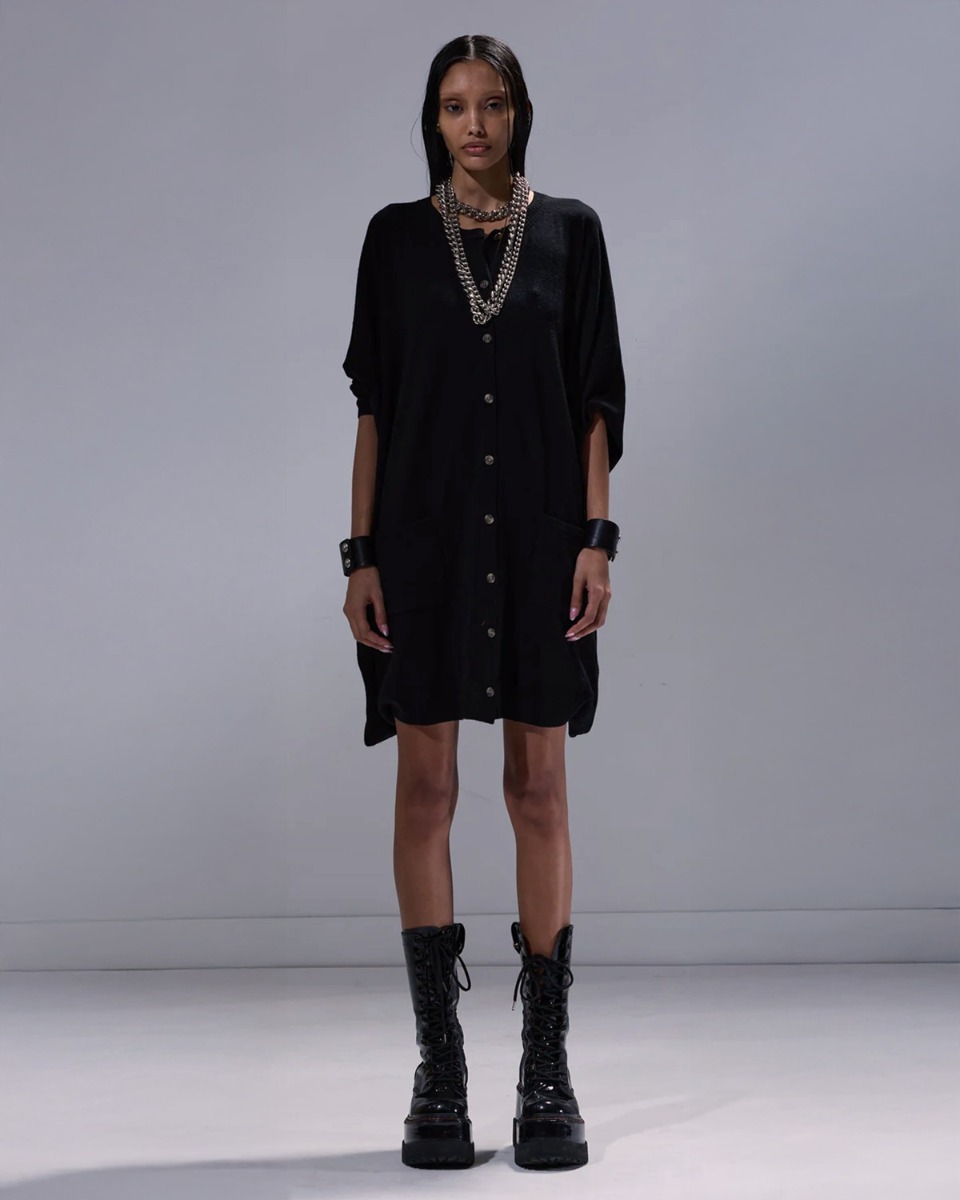 Robe oversize Parachute Cardigan Dress R13 en laine noire, portée de face.
