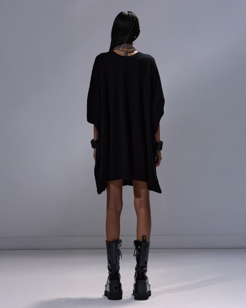 Robe oversize Parachute Cardigan Dress R13 en laine noire, portée de dos.