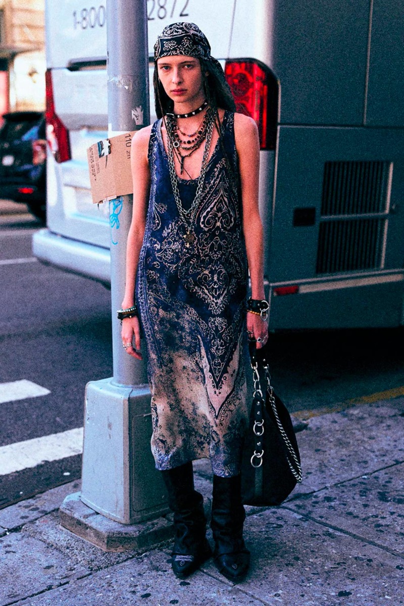 Robe d&eacute;bardeur Tank Dress R13 en cupro &laquo; blue Distressed M&eacute;daillon &raquo;, port&eacute;e avec des santiags.