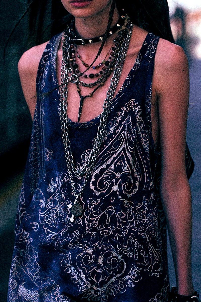 Robe d&eacute;bardeur Tank Dress R13 en cupro &laquo; blue Distressed M&eacute;daillon &raquo;. D&eacute;tail de l'imprim&eacute; bleu et blanc.