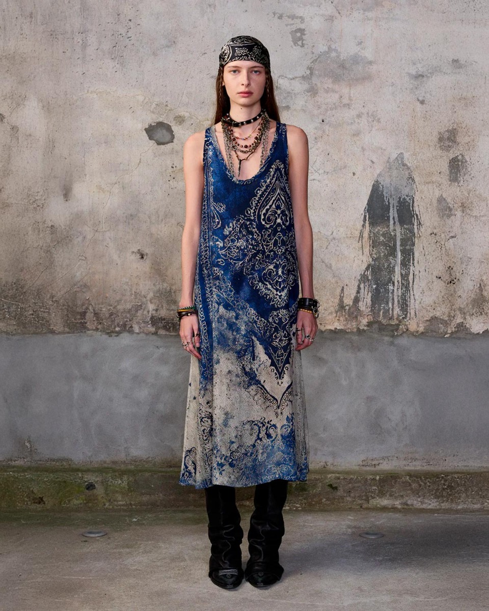 Robe d&eacute;bardeur Tank Dress R13 en cupro &laquo; blue Distressed M&eacute;daillon &raquo;, port&eacute;e de face.
