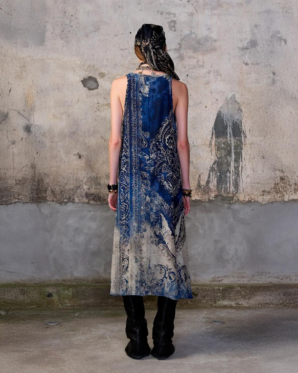 Robe d&eacute;bardeur Tank Dress R13 en cupro &laquo; blue Distressed M&eacute;daillon &raquo;, port&eacute;e de dos.