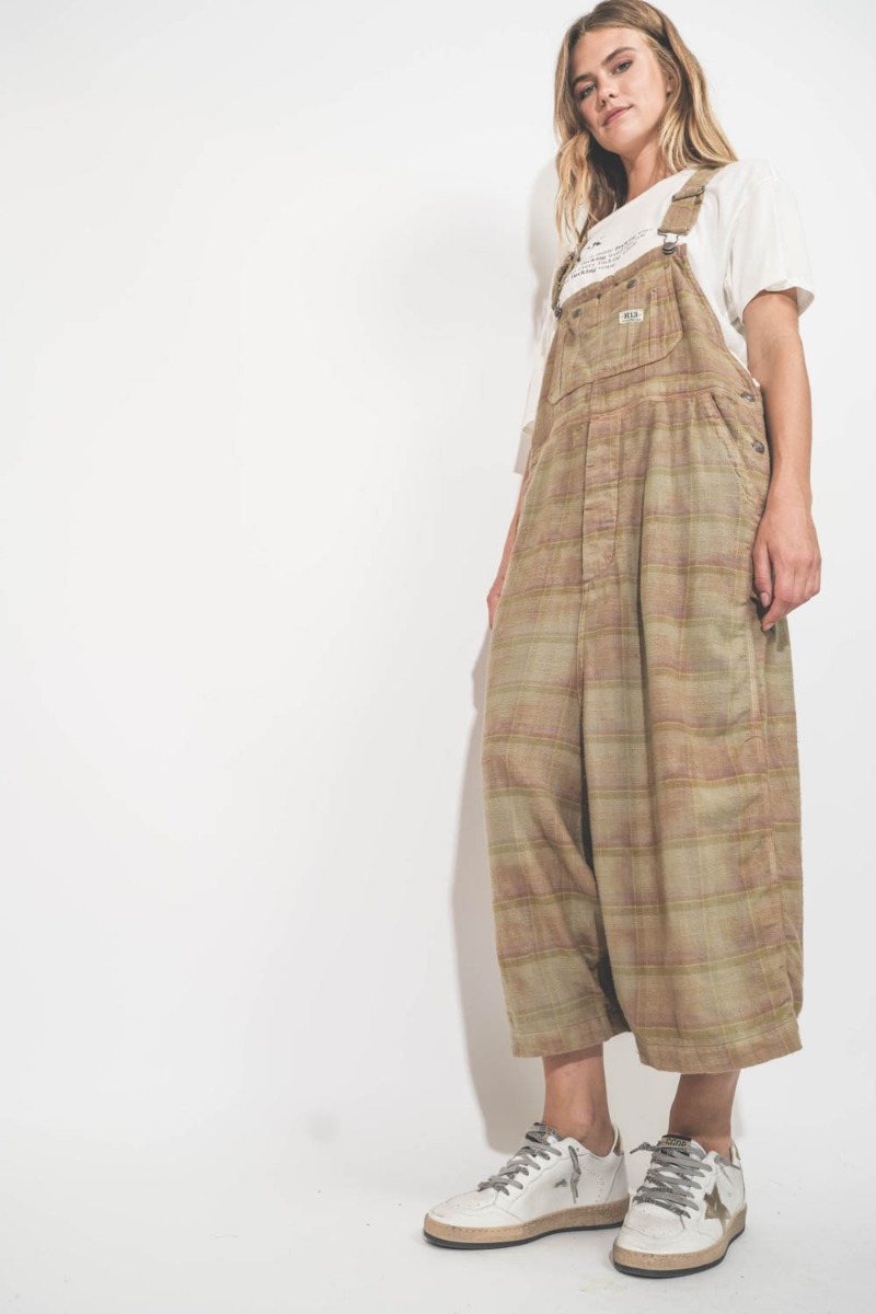 Salopette oversize R13 en coton japonais à carreaux kaki. Portée avec des sneakers.
