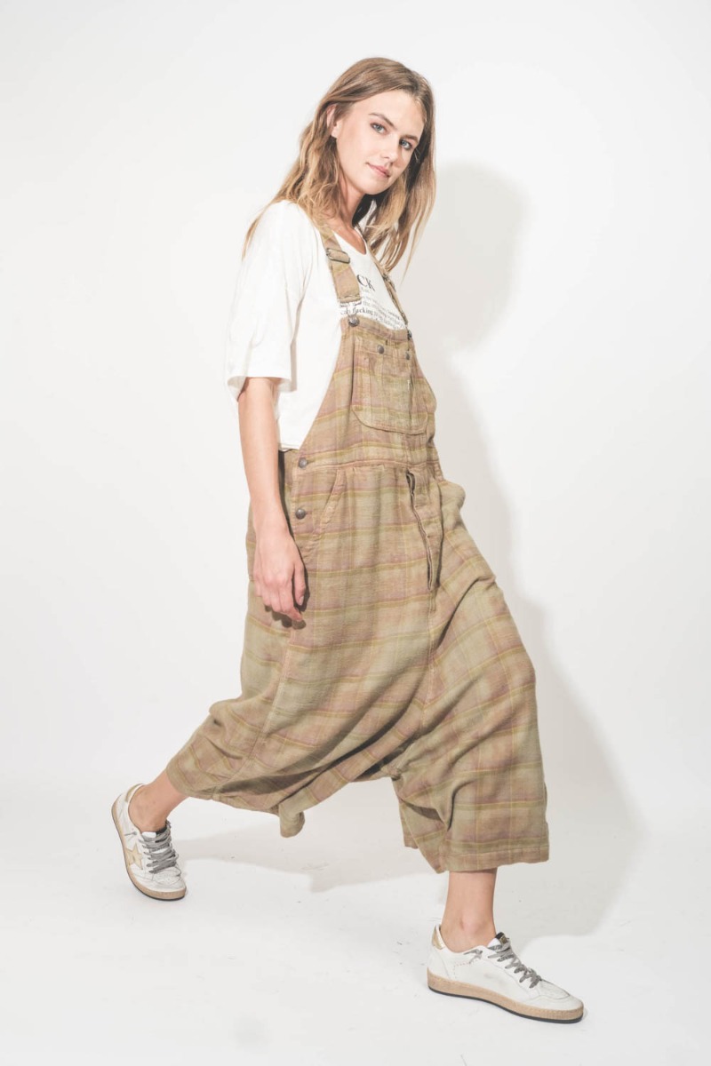 Salopette oversize R13 en coton japonais à carreaux kaki. Portée sur un tee-shirt manches courtes.