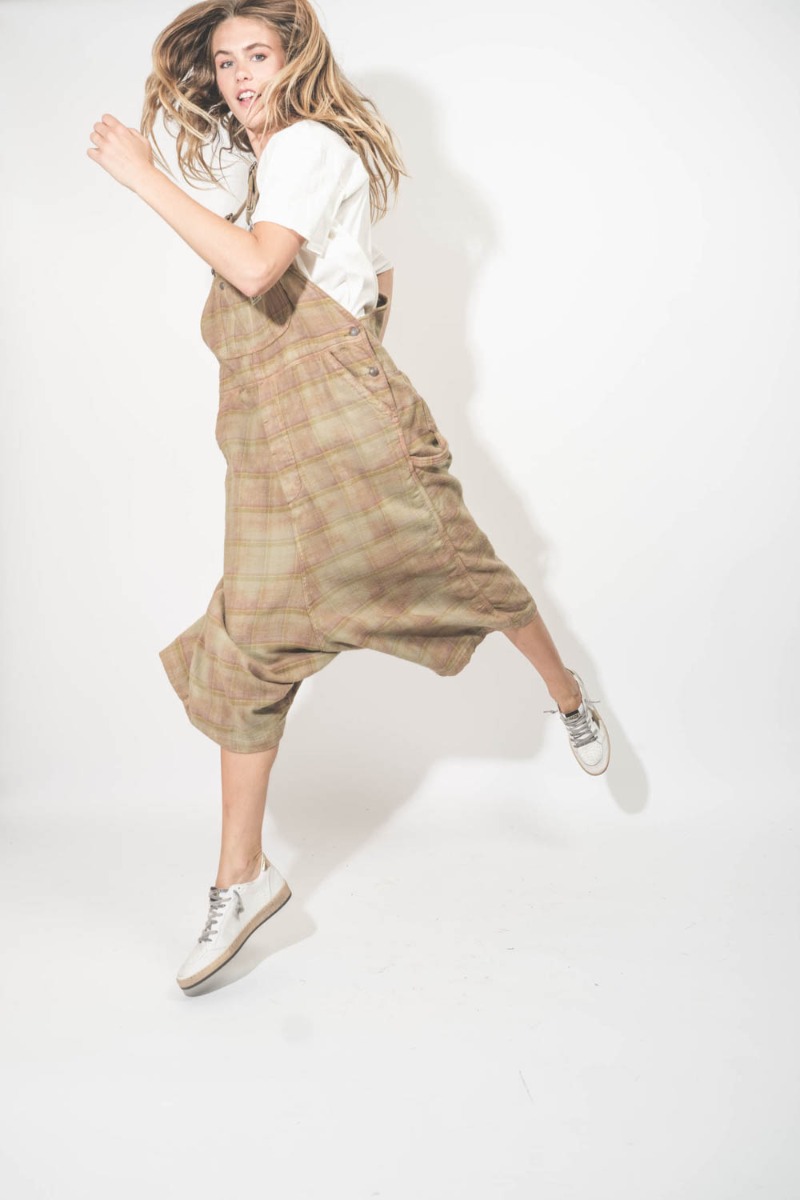 Produit Salopette oversize R13 en coton japonais à carreaux kaki. Portée. Détail de la fourche très basse.