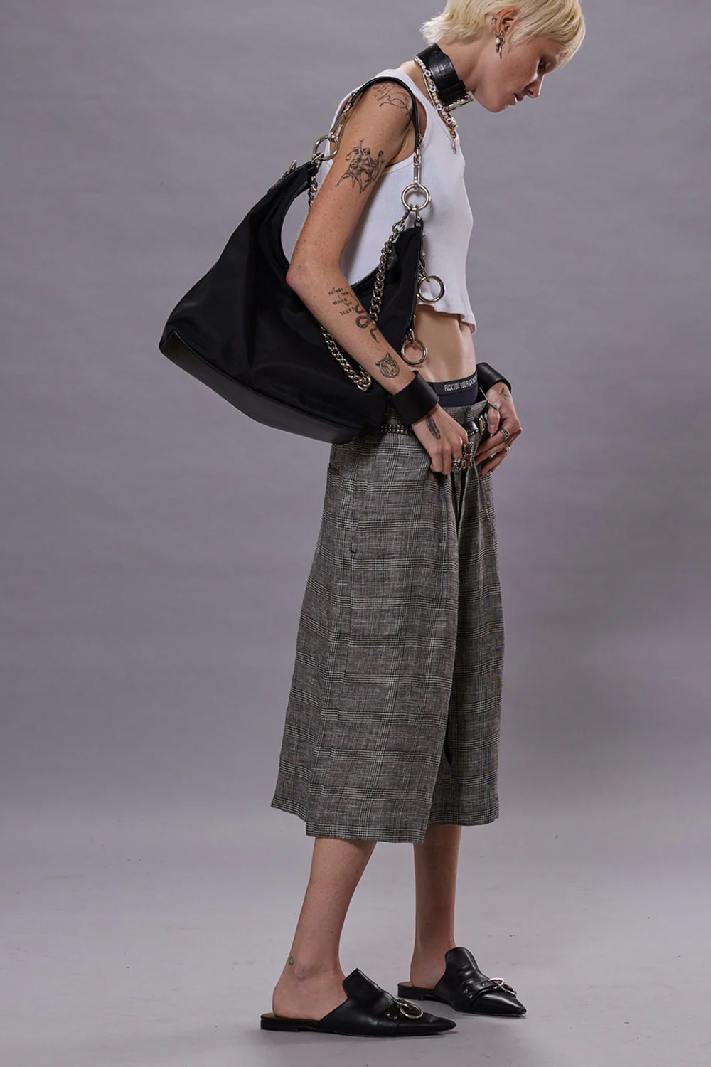 Produit Bermuda baggy Prince de Galles noir et blanc Short Jumbo Tailored R13. Porté avec un débardeur blanc.