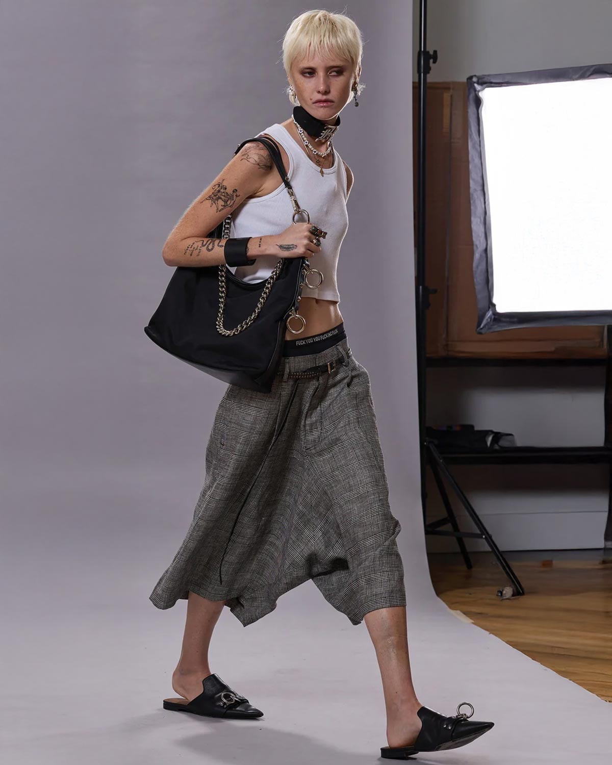 Bermuda baggy Prince de Galles noir et blanc Short Jumbo Tailored R13. Porté avec des mules plates en cuir noir.