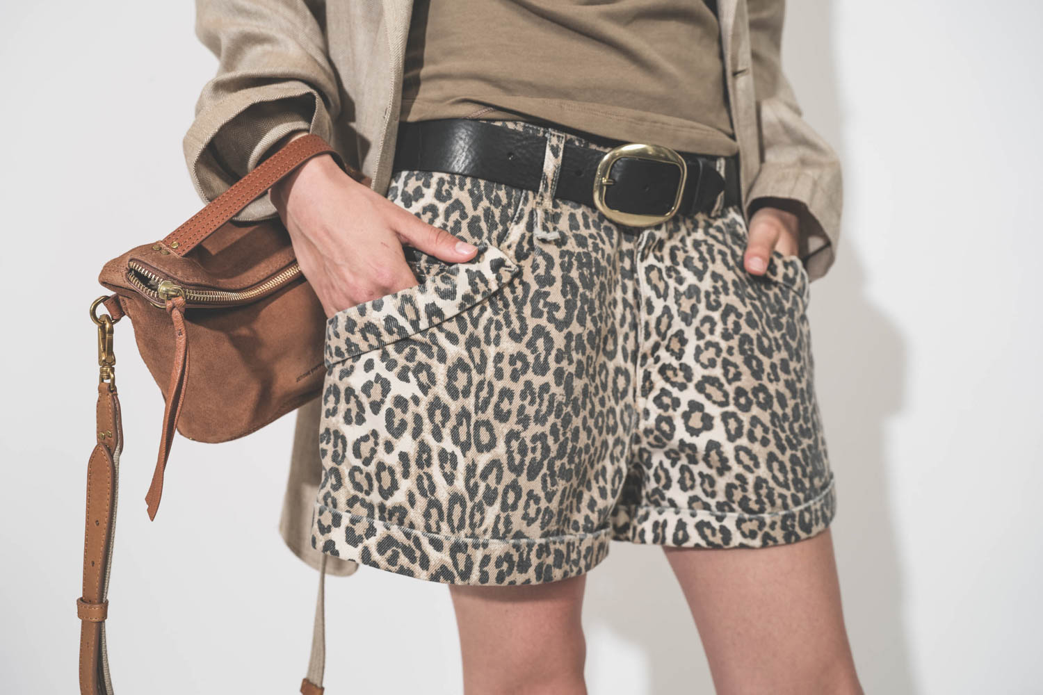 Short en toile écrue imprimée léopard Pocket R13. Porté avec un tee-shirt sans manches Nayda kaki Isabel Marant Etoile et une veste oversize en lin beige Ragged Oversized R13. Ceinture en cuir noir Dara Isabel Marant et une pochette Lucky Jérôme Dreyfuss 