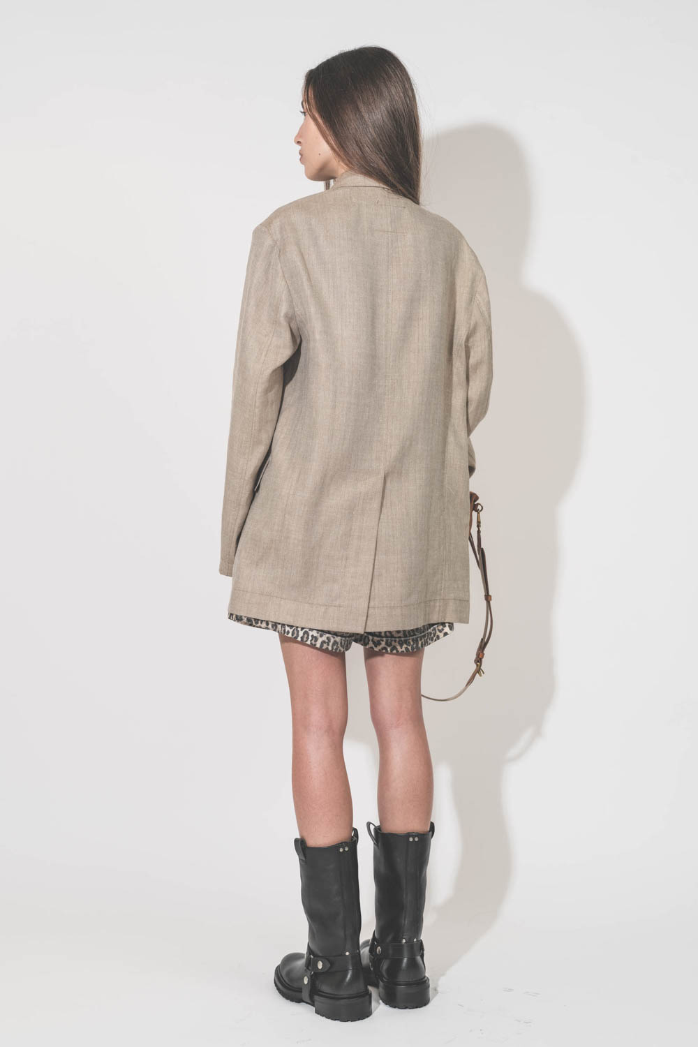 Short en toile écrue imprimée léopard Pocket R13. Porté de dos avec un tee-shirt sans manches Nayda kaki Isabel Marant Etoile et une veste oversize en lin beige Ragged Oversized R13. Ceinture en cuir noir Dara Isabel Marant et boots Kurt Biker en cuir noi