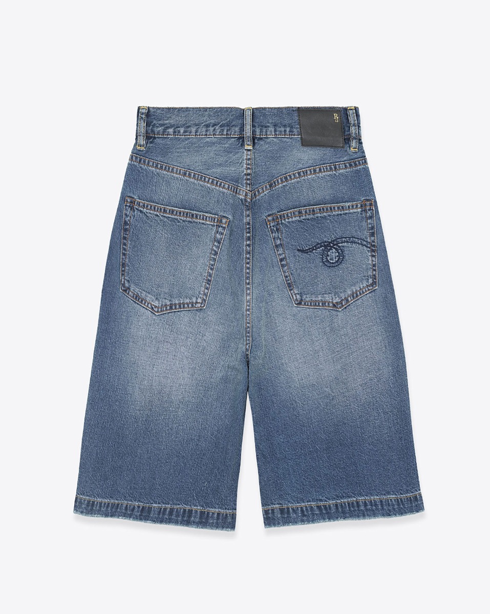 Short long Relaxed R13 en denim bleu d&eacute;lav&eacute; &laquo; Depot Blue &raquo;. Vue de dos.
