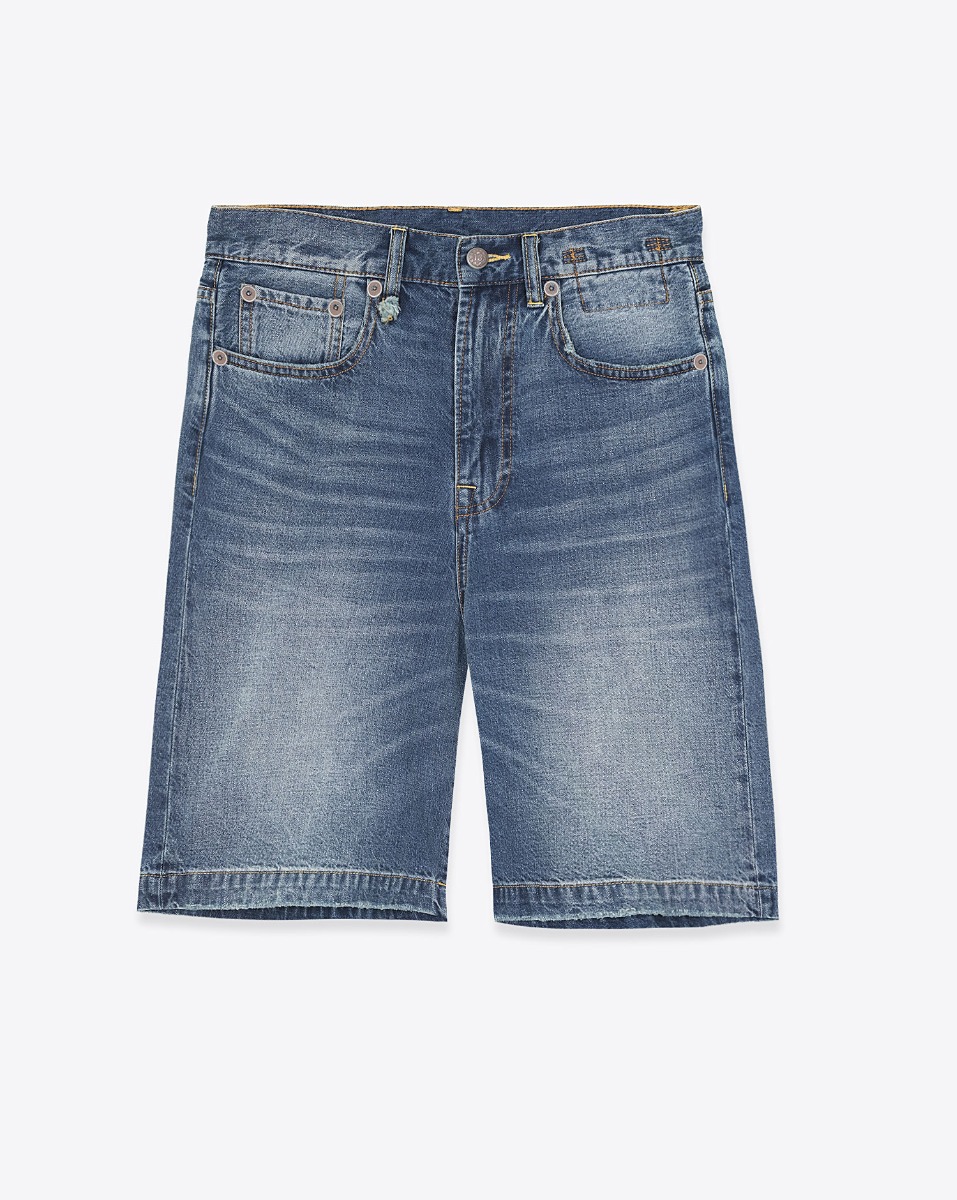 Short bermuda Relaxed R13 en denim bleu d&eacute;lav&eacute; &laquo; Depot Blue &raquo;. Vue de face.