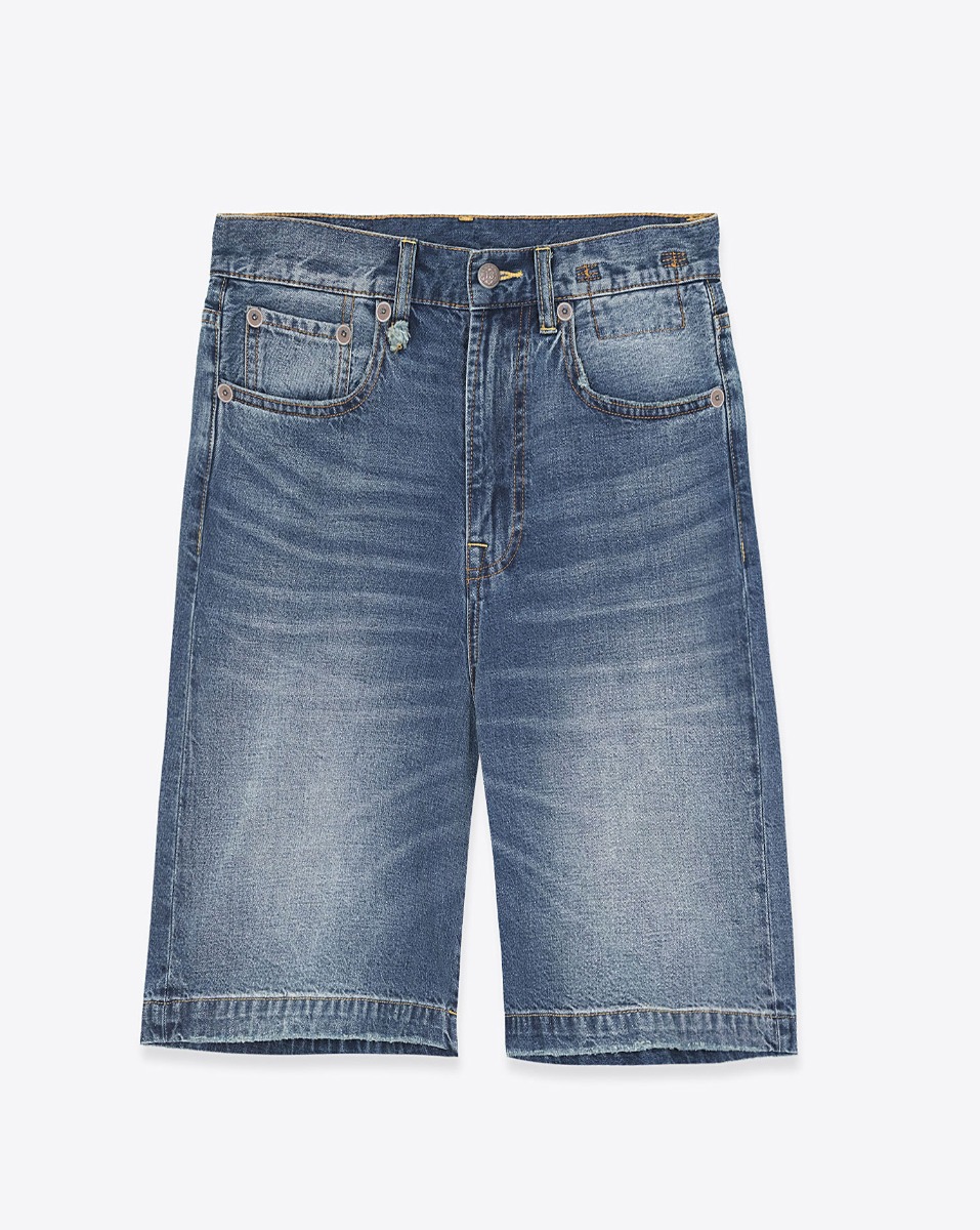 Short long Relaxed R13 en denim bleu d&eacute;lav&eacute; &laquo; Depot Blue &raquo;. Vue de face.