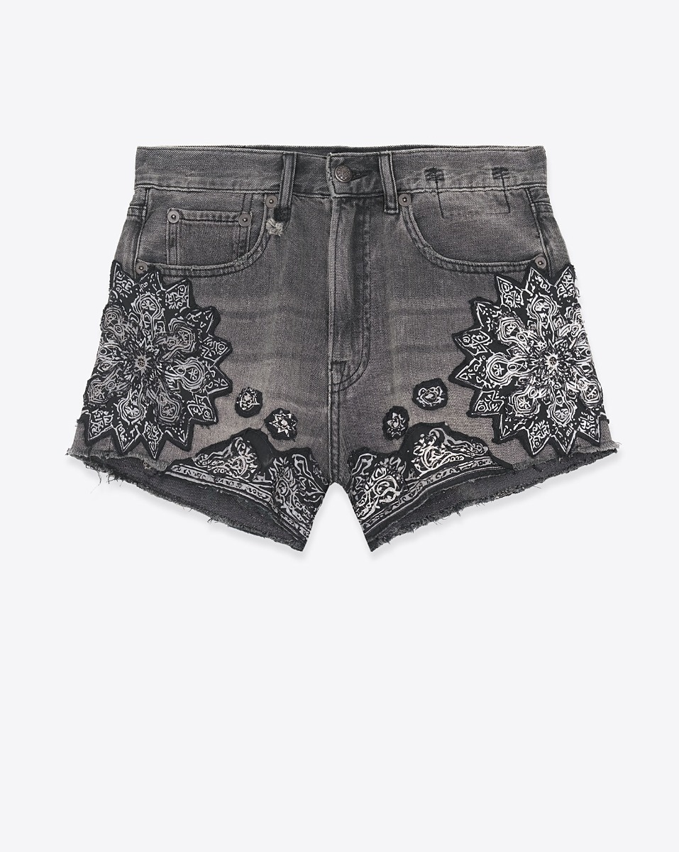 Short X-Boyfriend Ash Bandana R13 en denim gris d&eacute;lav&eacute;, application tissu Bandana noir et blanc. Vue de face.
