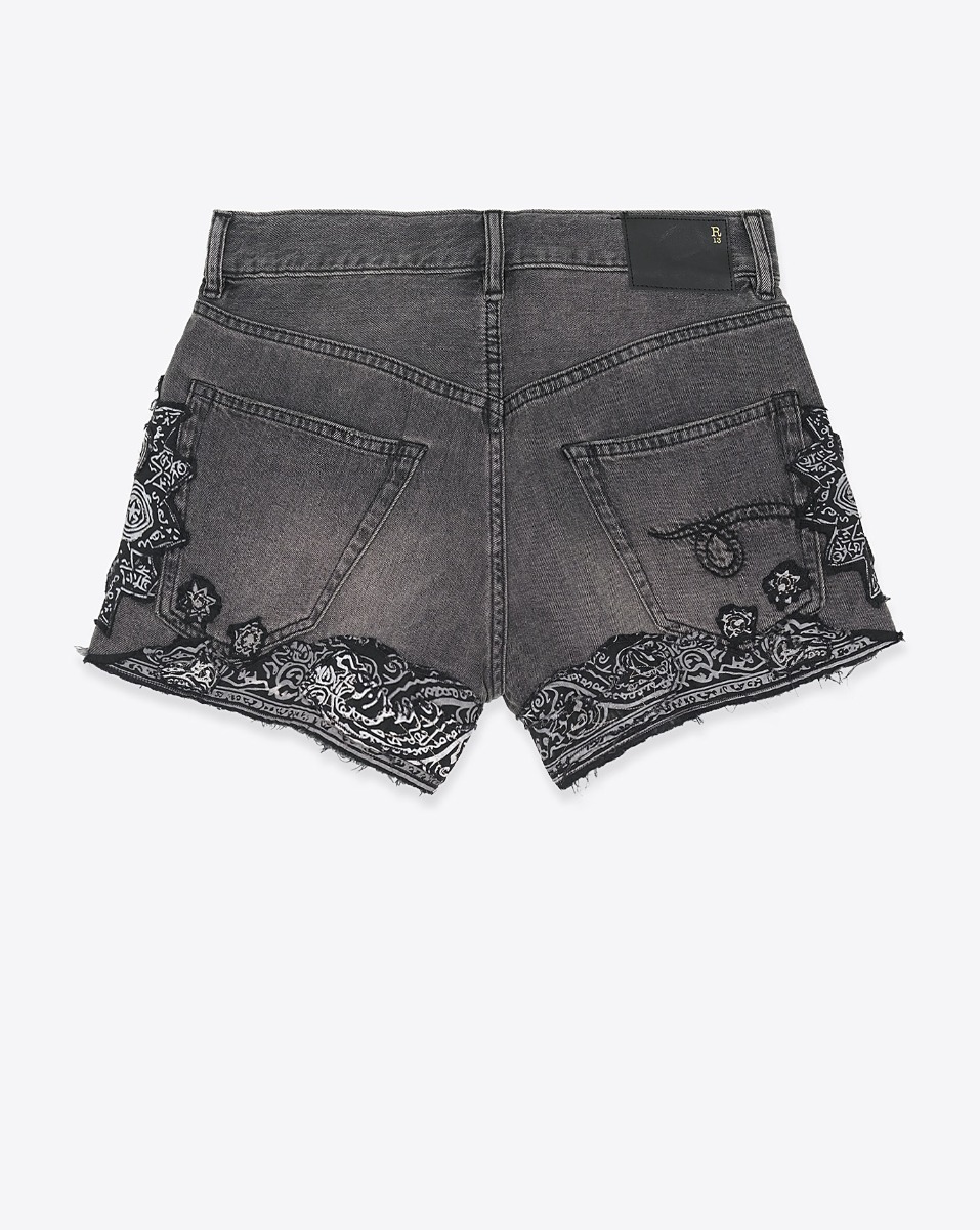 Short X-Boyfriend Ash Bandana R13 en denim gris d&eacute;lav&eacute;, application tissu Bandana noir et blanc. Vue de dos.